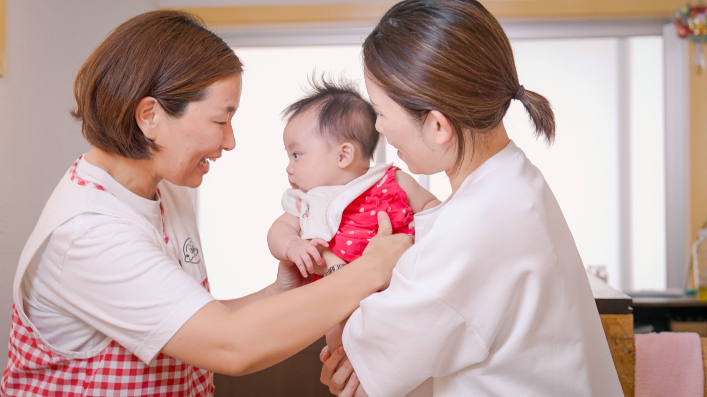 ベビーシッターさんにお子さまをお預けする様子