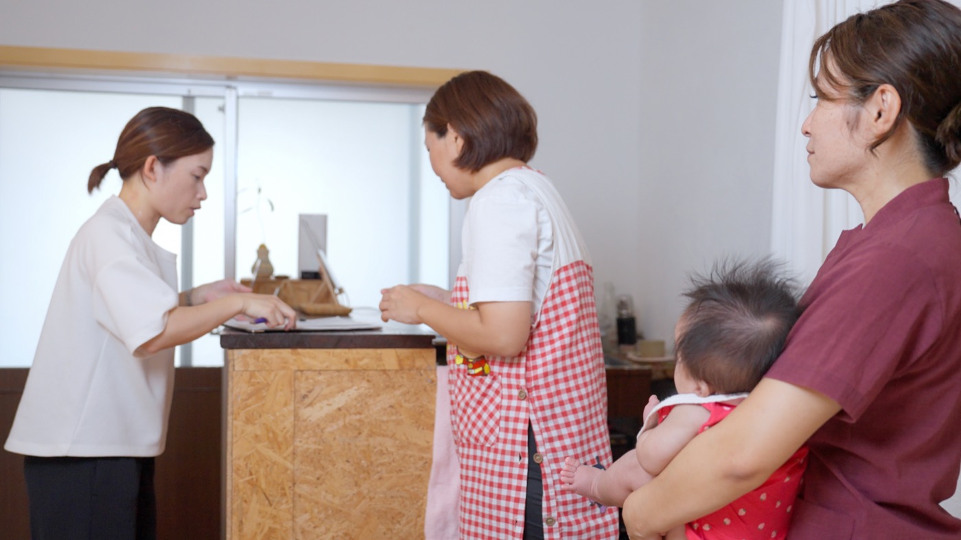 受付でお子さまをお預けしているところ